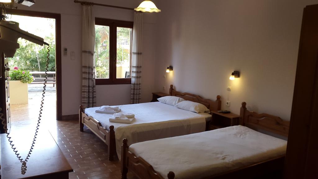 Stelios Rooms Palaiochora Exterior photo